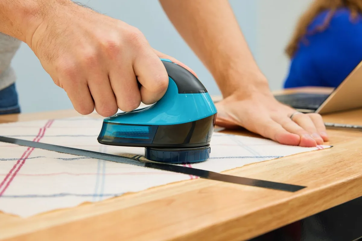 adjustable blade guard on fabric shaver