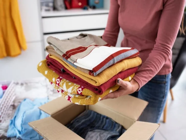 How to pack clothes to move
