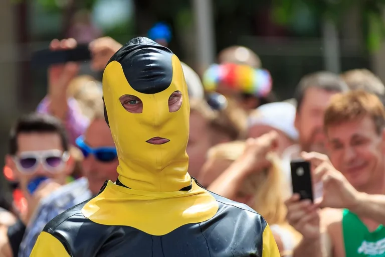 How to put on / make latex clothing
