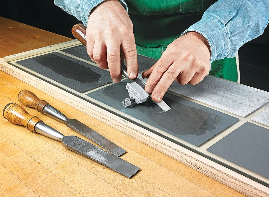 Sharpening fabric shaver blade with sandpaper